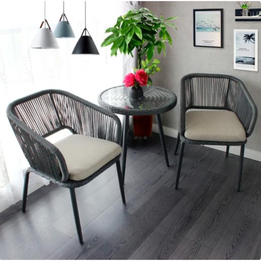 SET OF 2 CHAIRS + DECORATIVE TABLE. NG