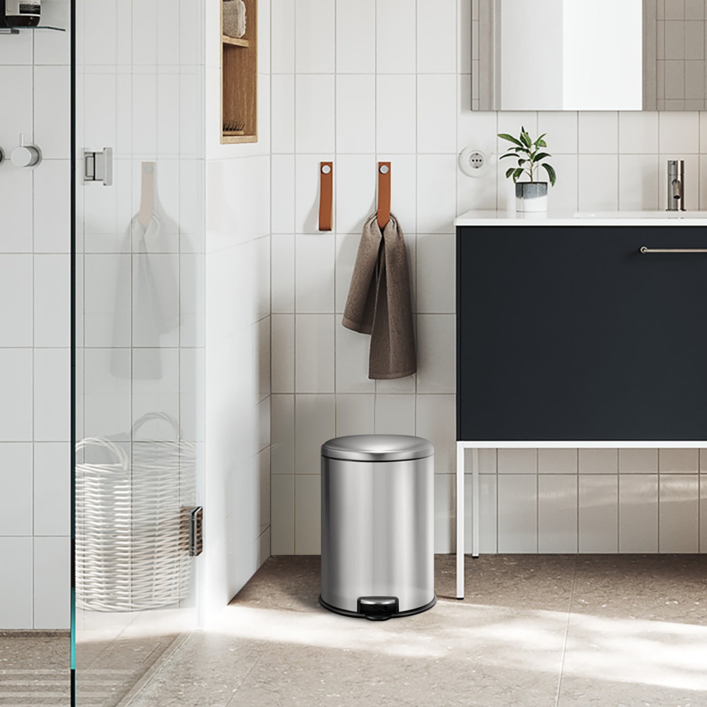 Basurero de pedal acero inoxidable EKO en baño moderno con azulejos blancos y mueble negro