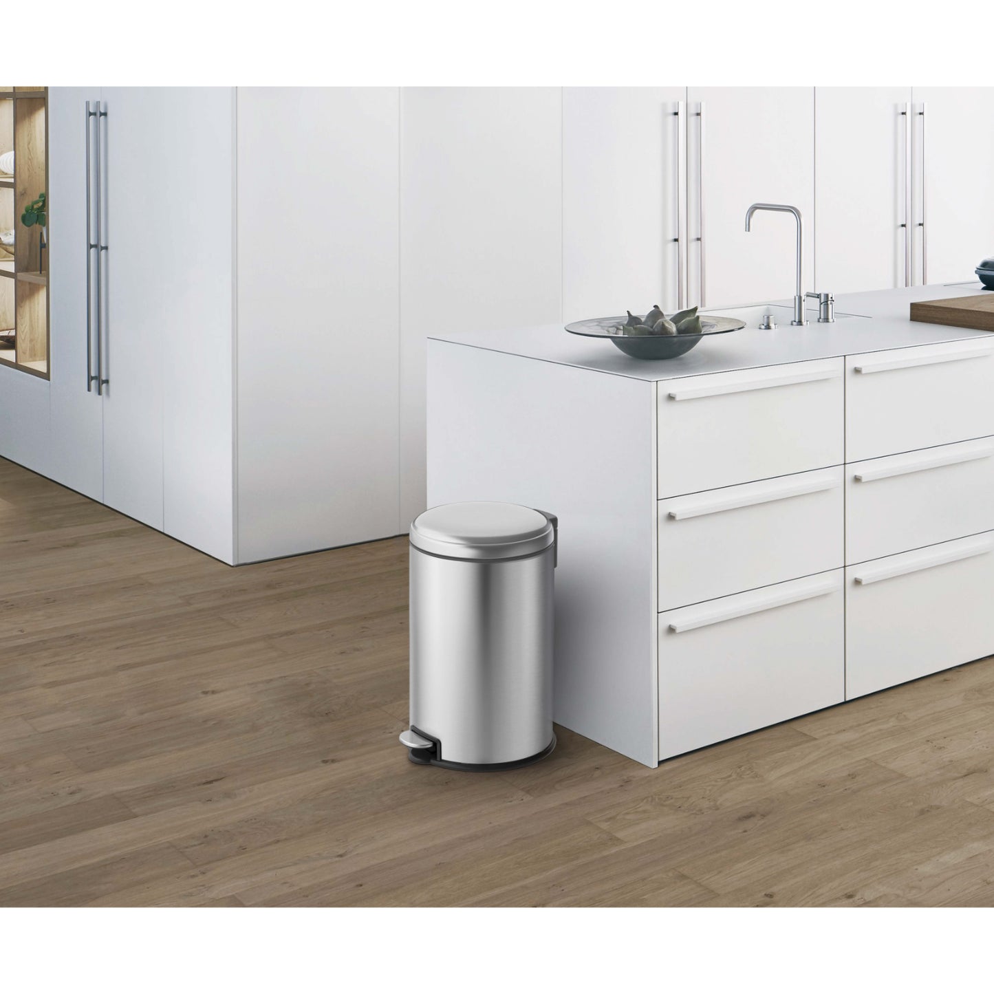 Basurero metálico con pedal EKO modelo LL02 en cocina moderna con acabado plateado
