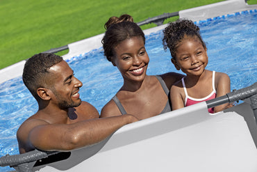 Familia disfrutando en piscina Bestway Steel Pro MAX 3.05x0.76m en jardín