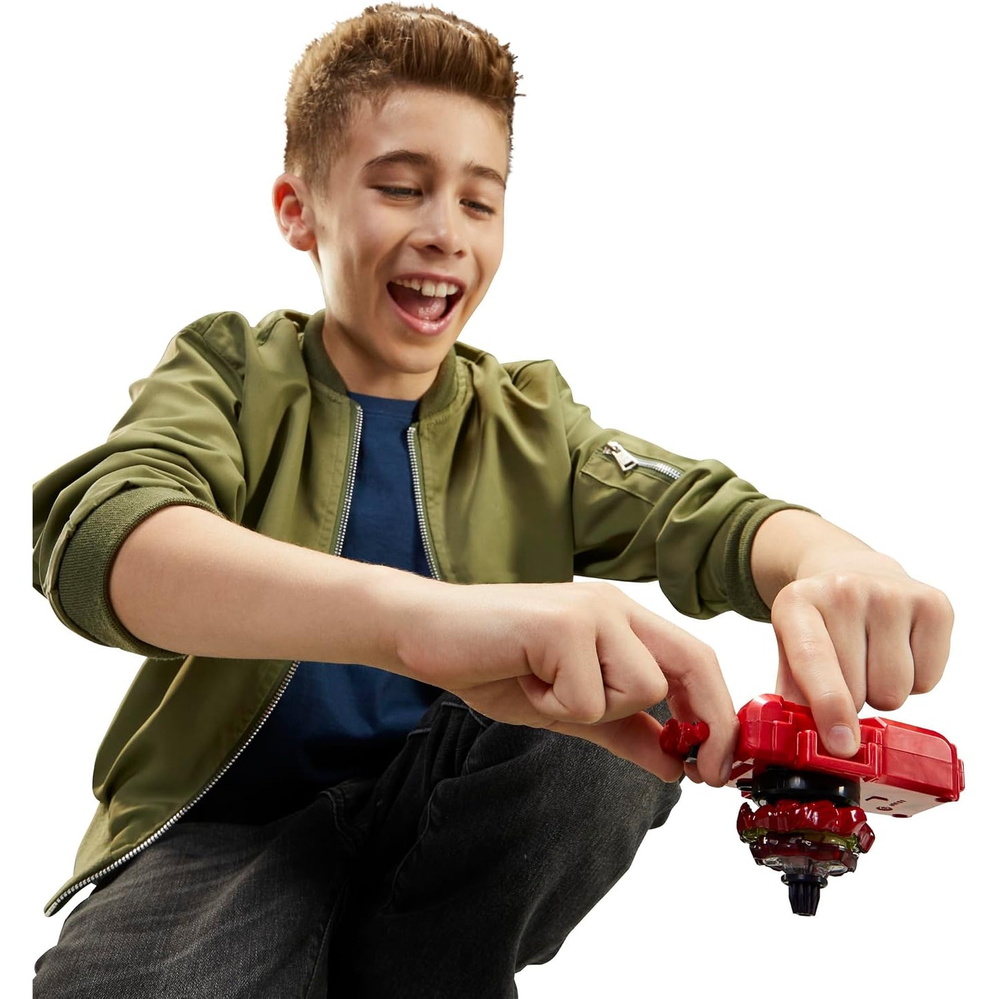 Niño feliz usando lanzador rojo de Hasbro, jugando y experimentando diversión activa