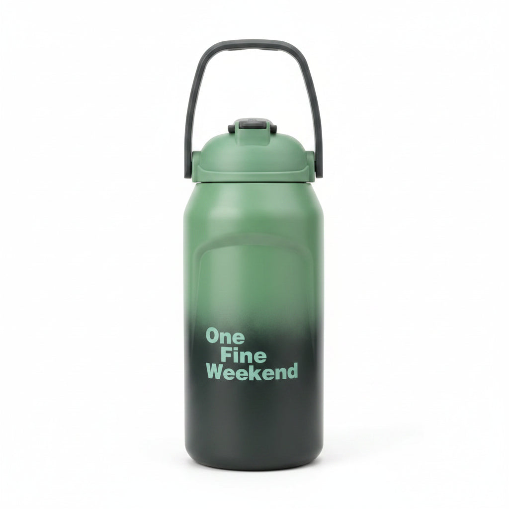 Botella verde con tapa, vista frontal, ideal para actividades al aire libre