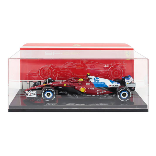 Carro F1 rojo modelo Ferrari en vitrina, colección de Maisto