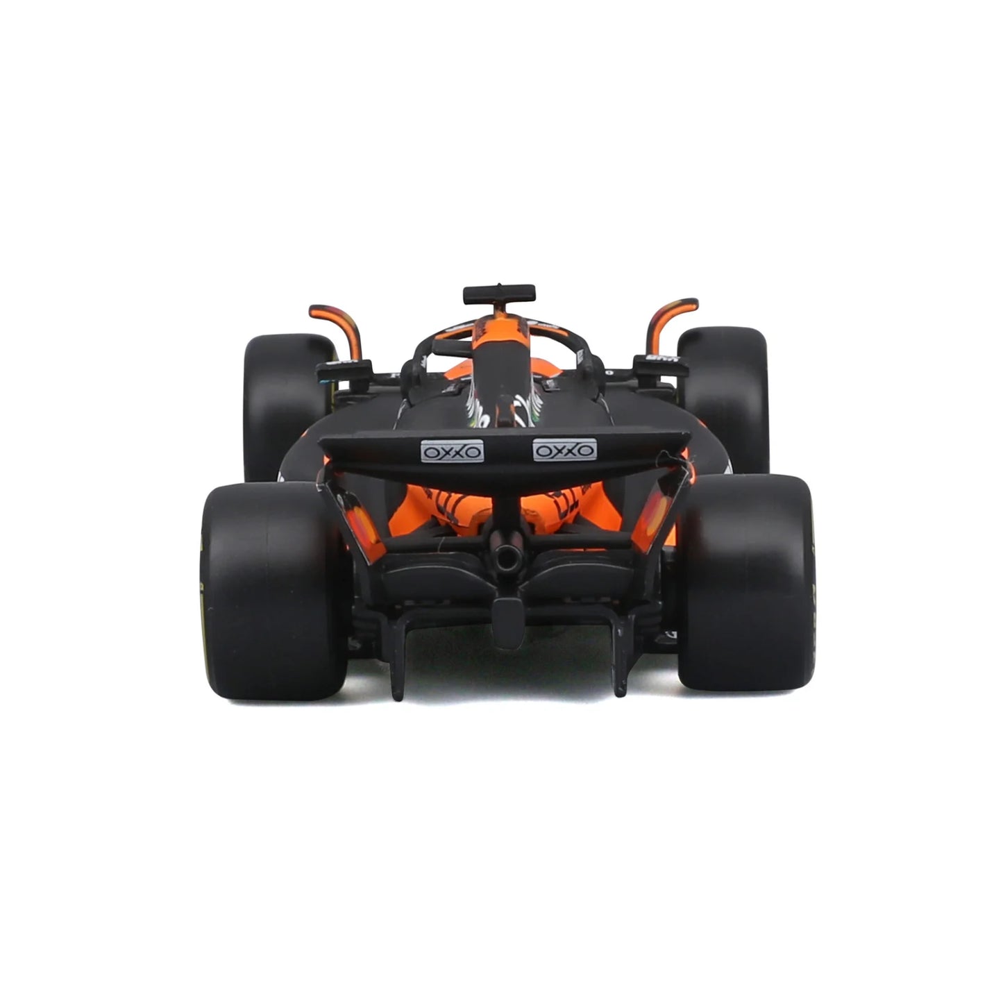 Carro Maisto modelo de Fórmula 1 negro y naranja, vista trasera