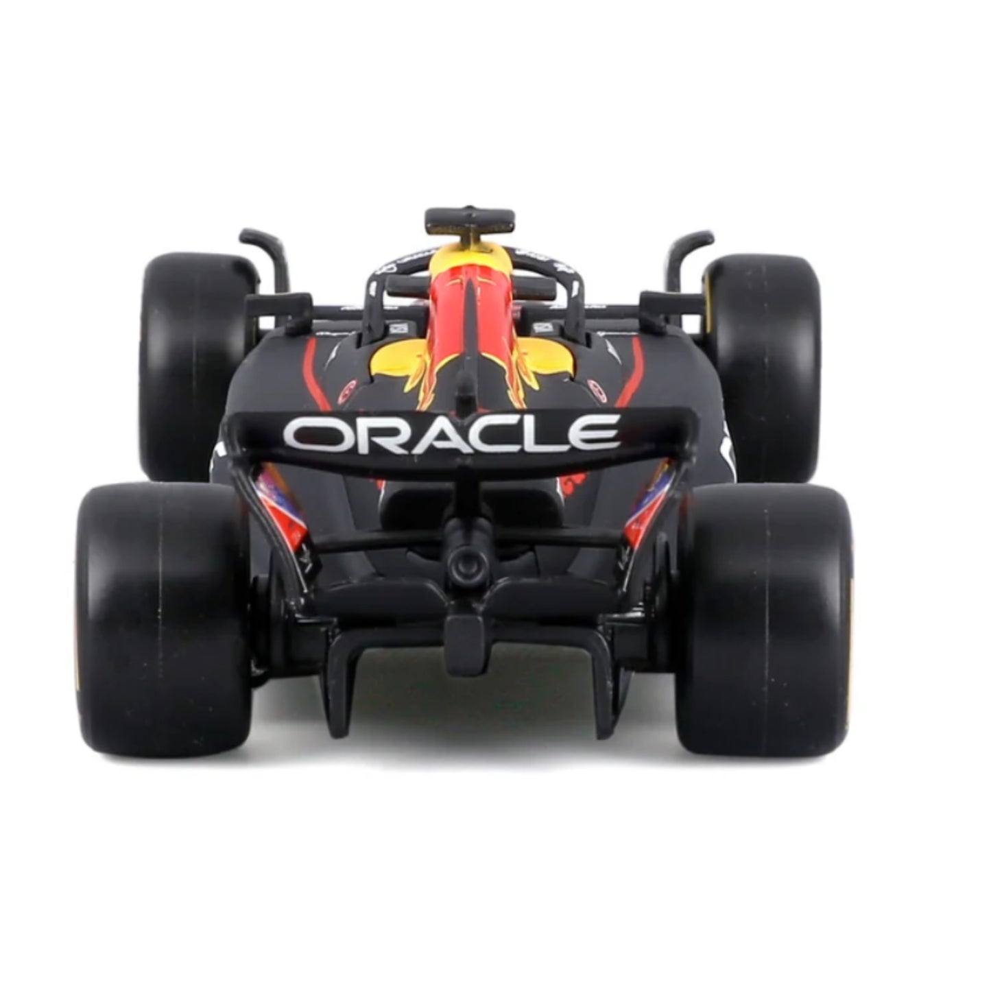 Carro de carreras Maisto negro, vista trasera con detalles de Oracle