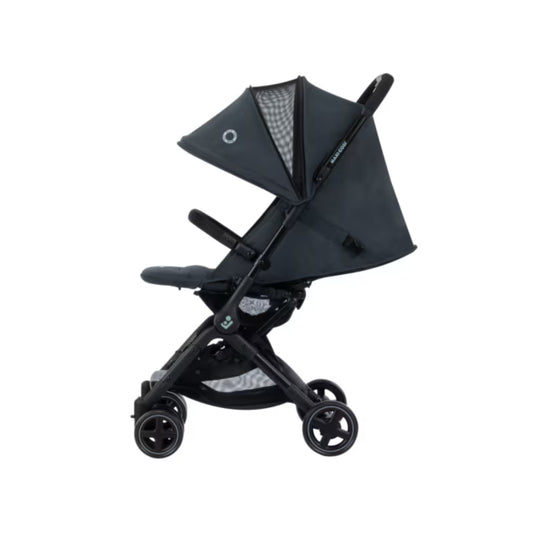 Coche Maxi Cosi modelo LL030202 negro lateral, ideal para paseos cotidianos.