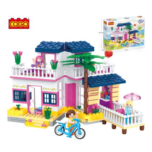 bloques de construcción rosa y azul, casa con bicicletas y figuras, juego creativo