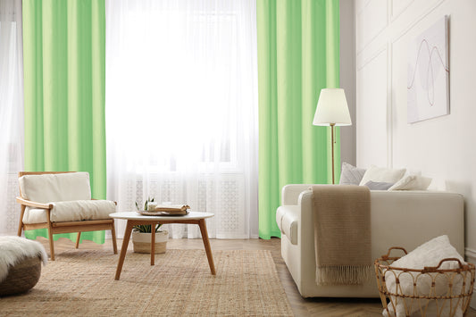 cortin verde en sala luminosa, sofá blanco y muebles de madera