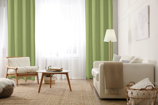 Cortin verde de tela, sala de estar con muebles modernos y luz natural