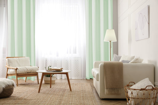cortin verde claro en salón moderno con luz natural