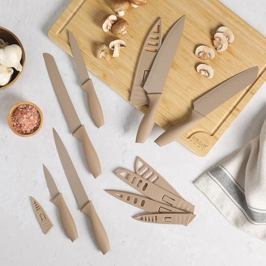 cuchillos marrón sobre tabla de cortar, cocina moderna con vegetales
