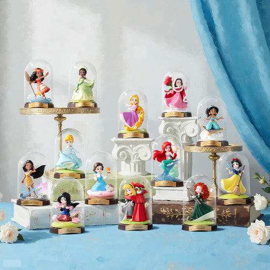 Figuras coloridas de princesas bajo campanas, decoración encantadora