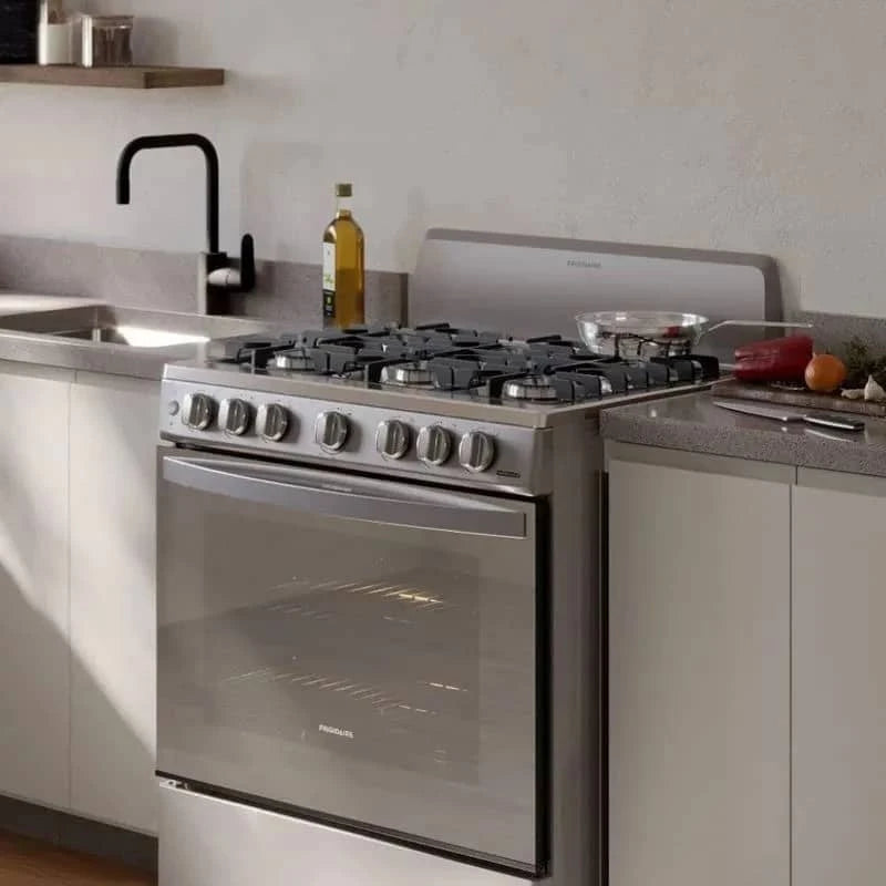 Estufa a gas Frigidaire 30 pulgadas con cuatro quemadores y horno grande en cocina moderna