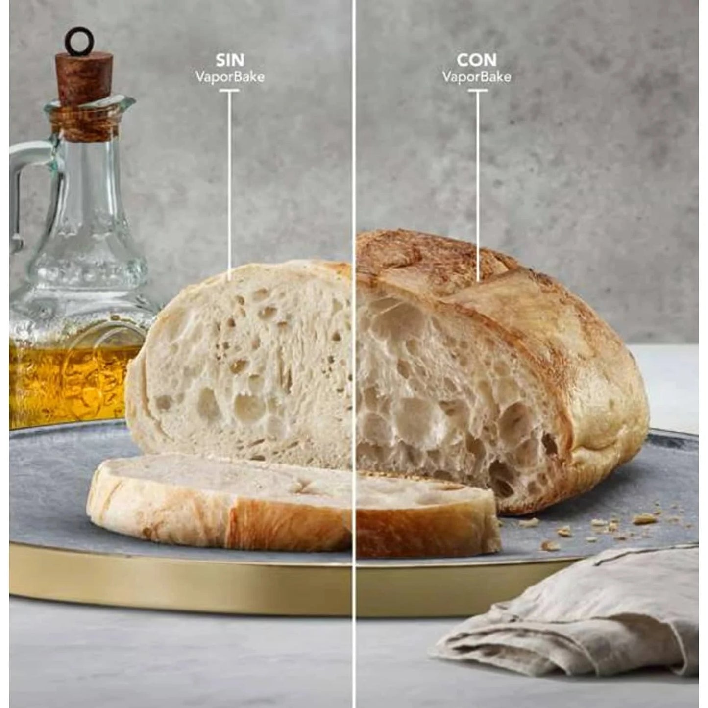 Pan recién horneado al lado de una estufa a gas Frigidaire 30 pulgadas con VaporBake para una mejor cocción