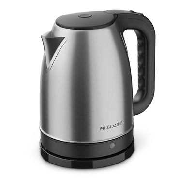 Hervidor de agua de acero inoxidable Frigidiaire, vista lateral en cocina moderna