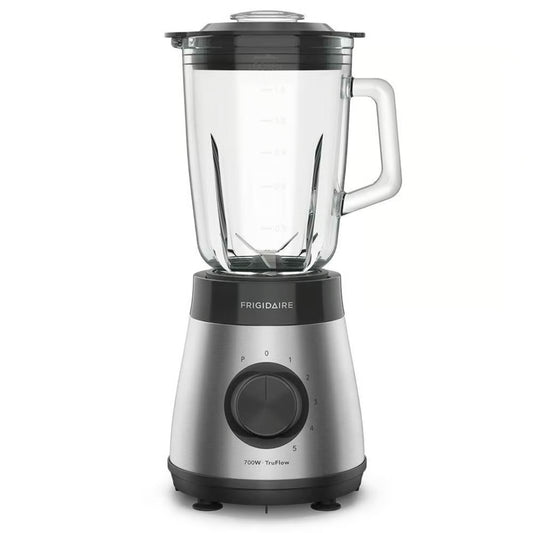 Licuadora Frigidaire 700W de acero inoxidable, vista frontal en cocina moderna