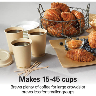 Percoladora 45 tazas HAMILTON BEACH con café listo para servir y croissants frescos en una mesa