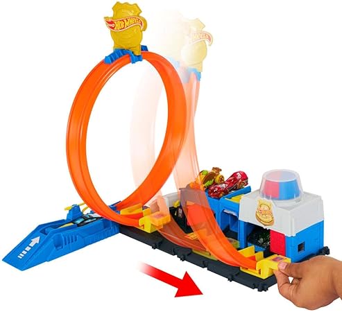 Pista de Hot Wheels con loop y lanzador, vista lateral en acción