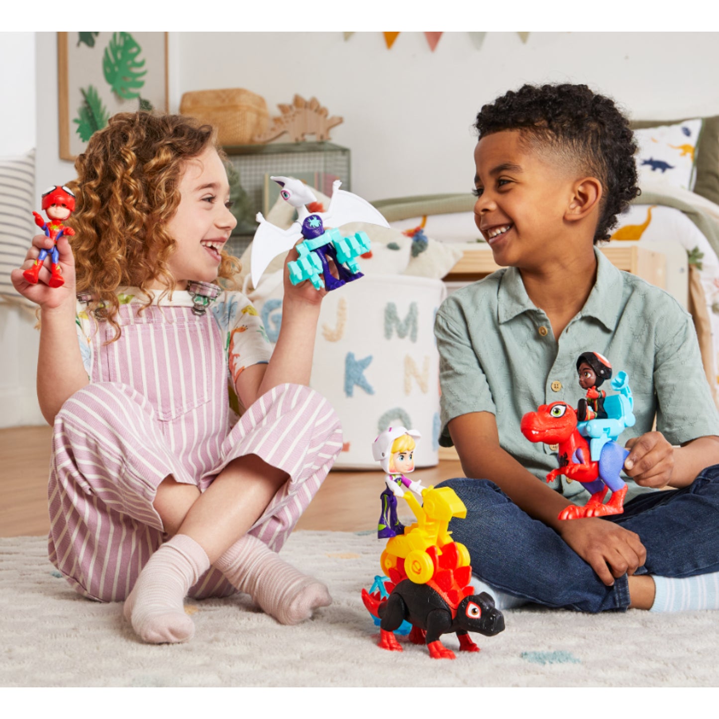 Figuras de acción Hasbro, color variado, niños jugando en sala de juegos