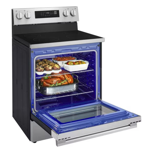 Estufa eléctrica LG negra con horno azul y bandejas para cocinar