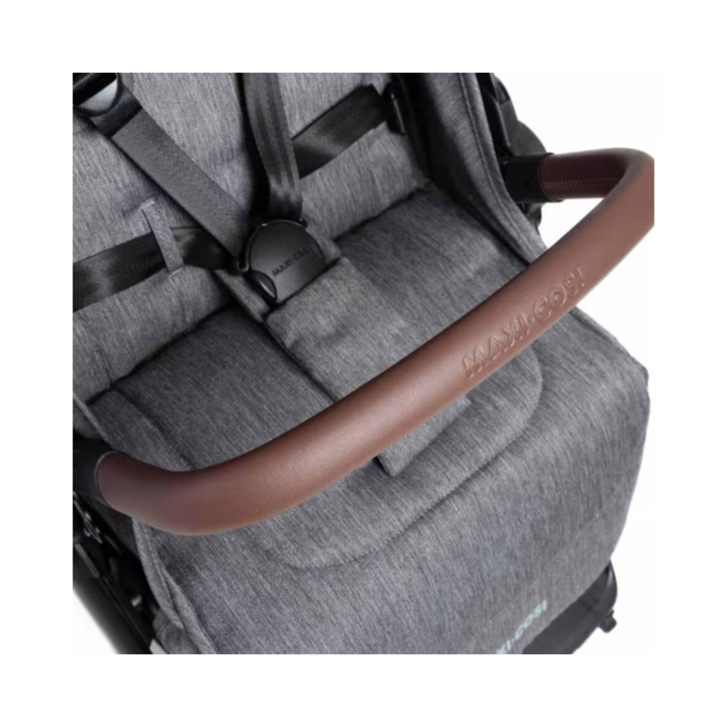 Coche MAXI COSI gris con asiento acolchado y barra de seguridad