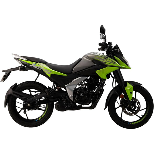 Moto de 125cc Bajaj gris y verde, vista lateral en entorno urbano