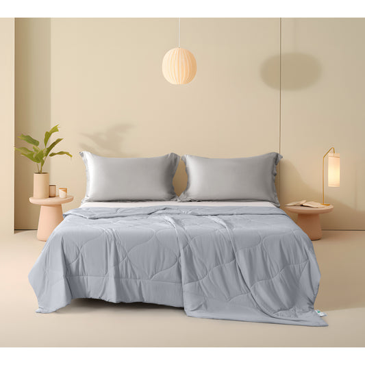 Colcha refrescante queen gris claro sobre cama con almohadas a juego en dormitorio minimalista