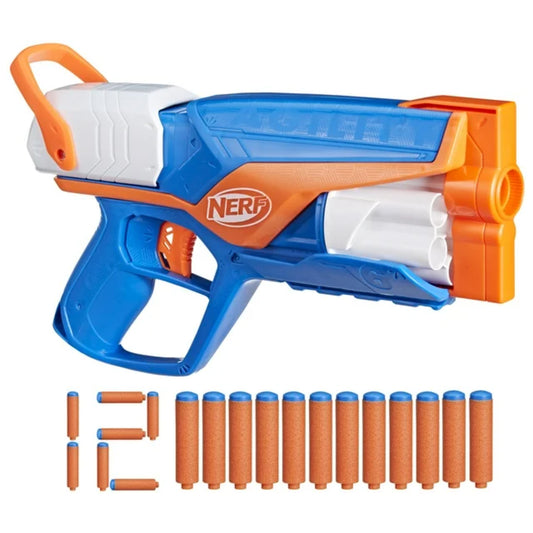 Pistola Nerf naranja y azul con cartuchos y cargador visible, juego al aire libre.
