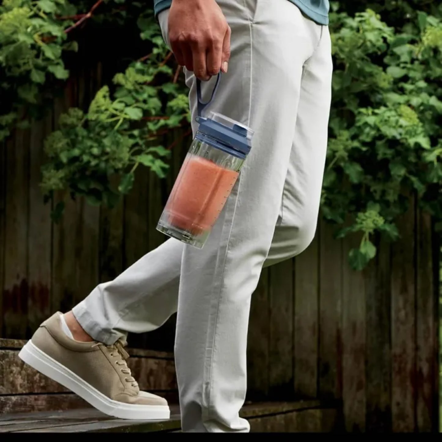 Licuadora Ninja portátil con batido, vista lateral en exterior