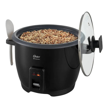 olla arrocera Oster 10 tazas en color negro con tapa de vidrio y cuchara para cocinar arroz perfectamente