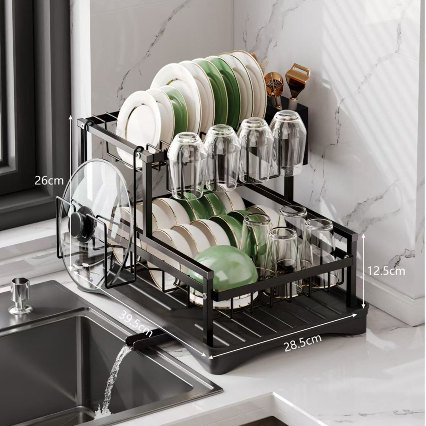 Organizador negro para platos y utensilios en cocina, vista lateral junto al lavadero