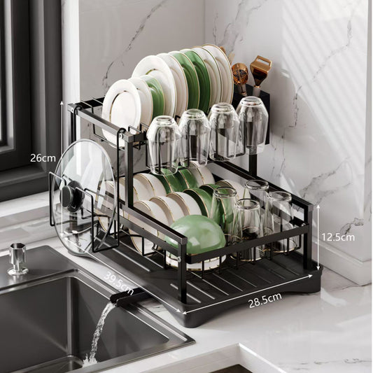 Organizador negro para platos y utensilios en cocina, vista lateral junto al lavadero