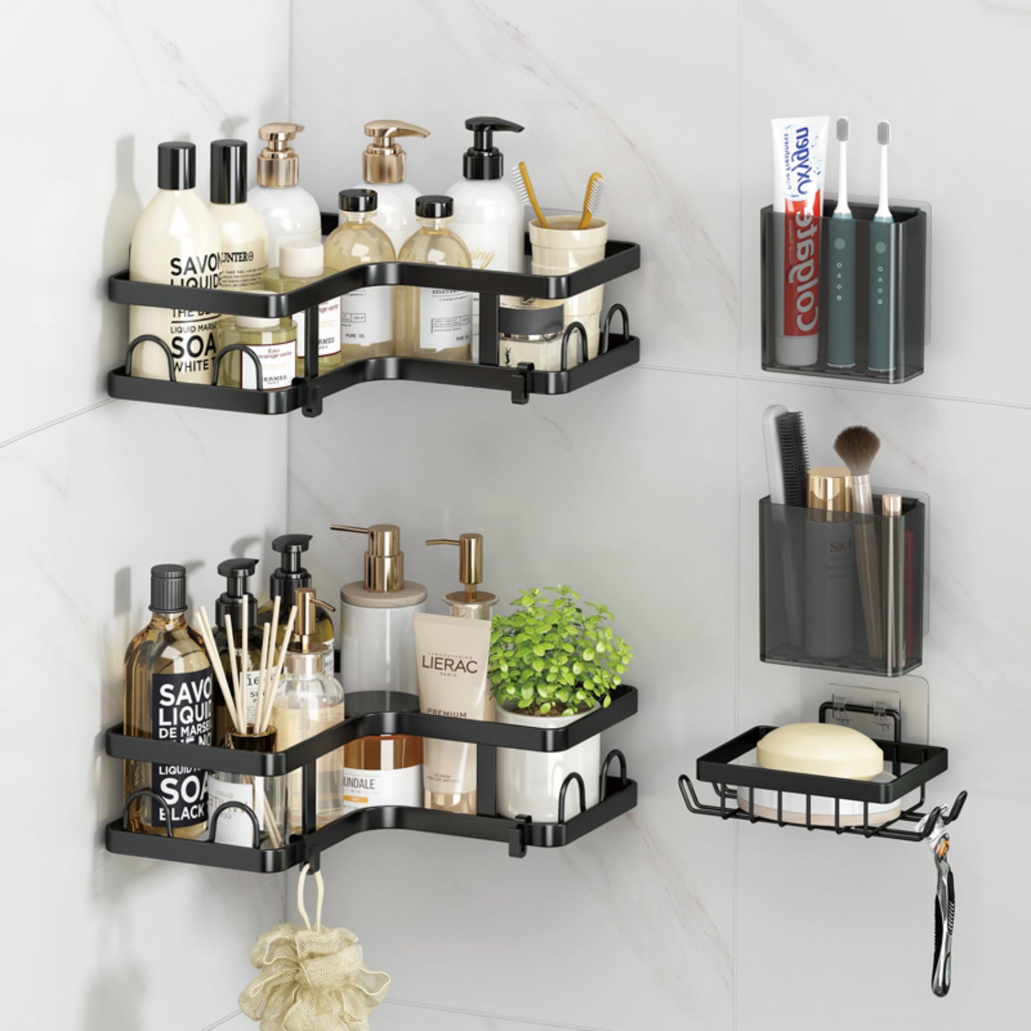 organizador negro de esquina con productos de baño, vista frontal en el baño