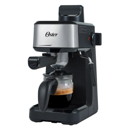 Cafetera espresso Oster 4 tazas con diseño moderno y jarra de vidrio para preparar café.