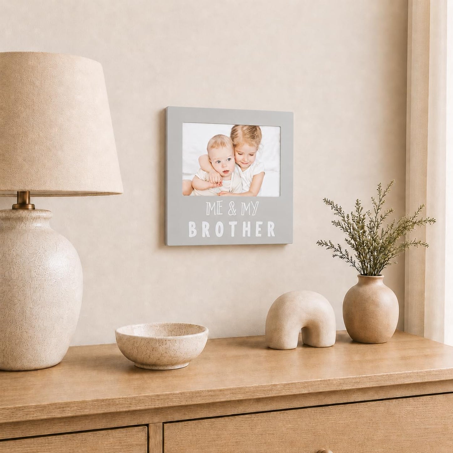 Marco de fotos gris con texto 'Me y mi hermanos', decoración de hogar