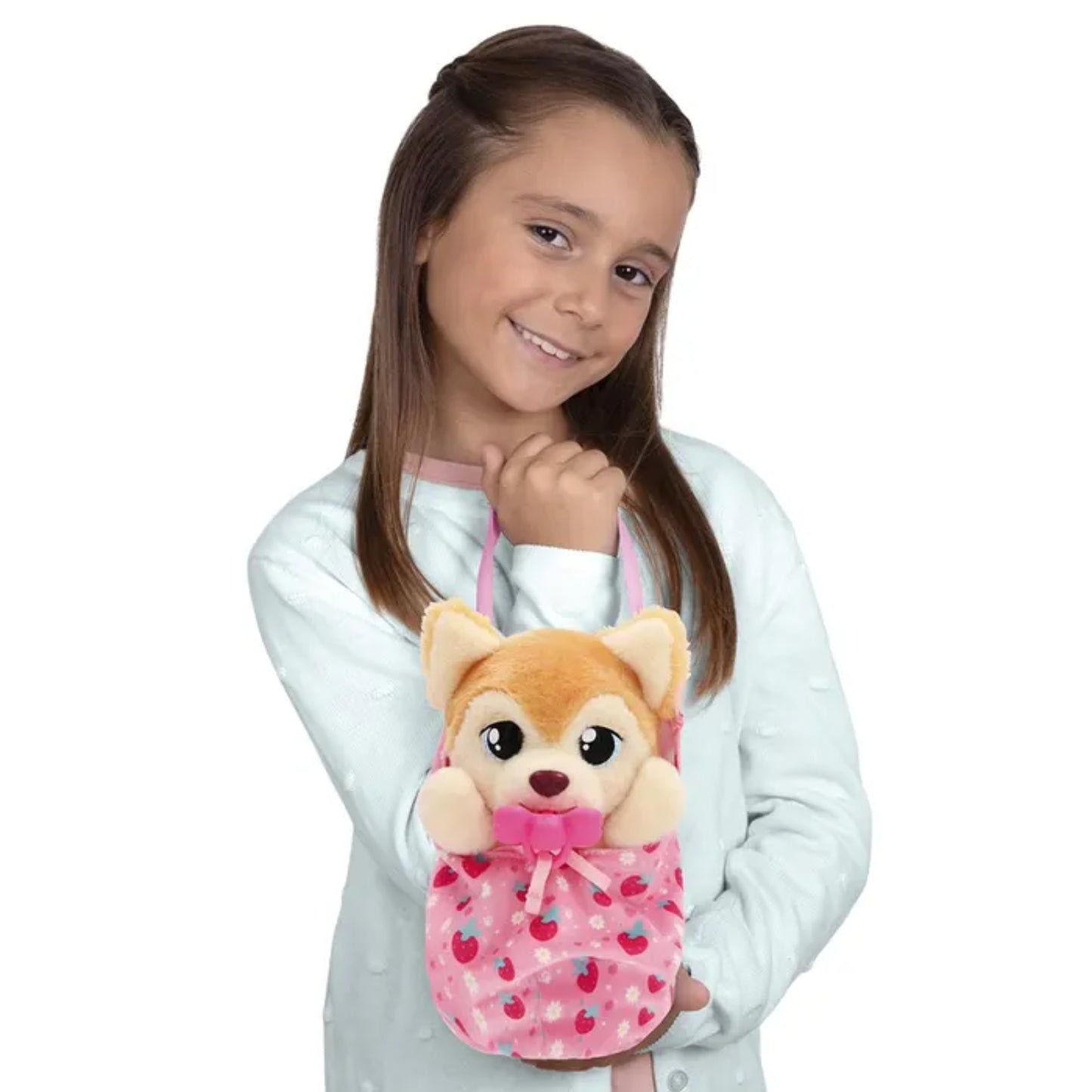 Peluche rosa con cara de perro, niña sosteniendo la mochila en un ambiente alegre