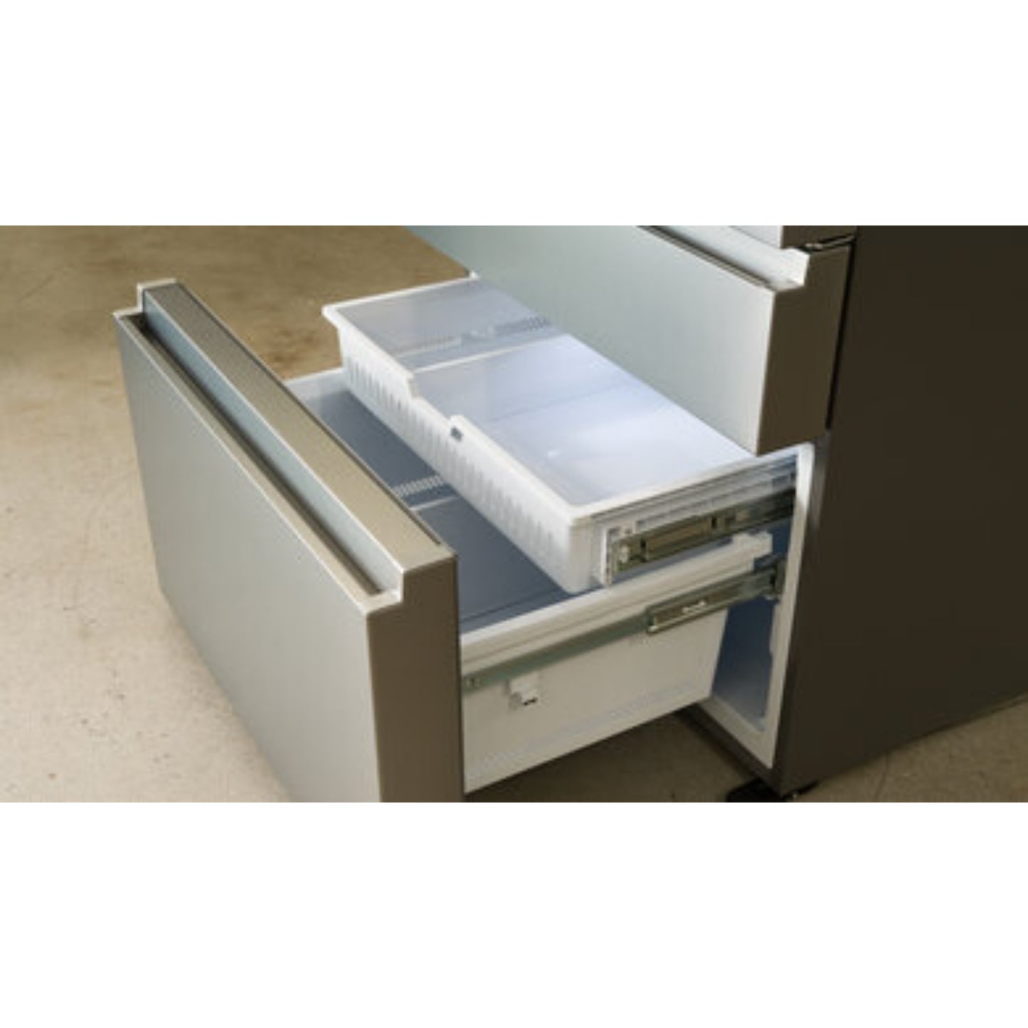 Refrigerador HISENSE de acero inoxidable, vista de los cajones iluminados