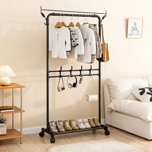 Perchero negro con ropa colgada, zapatos y decoración en sala de estar