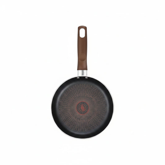 sartén negra con diseño en el fondo, vista frontal, cocina moderna
