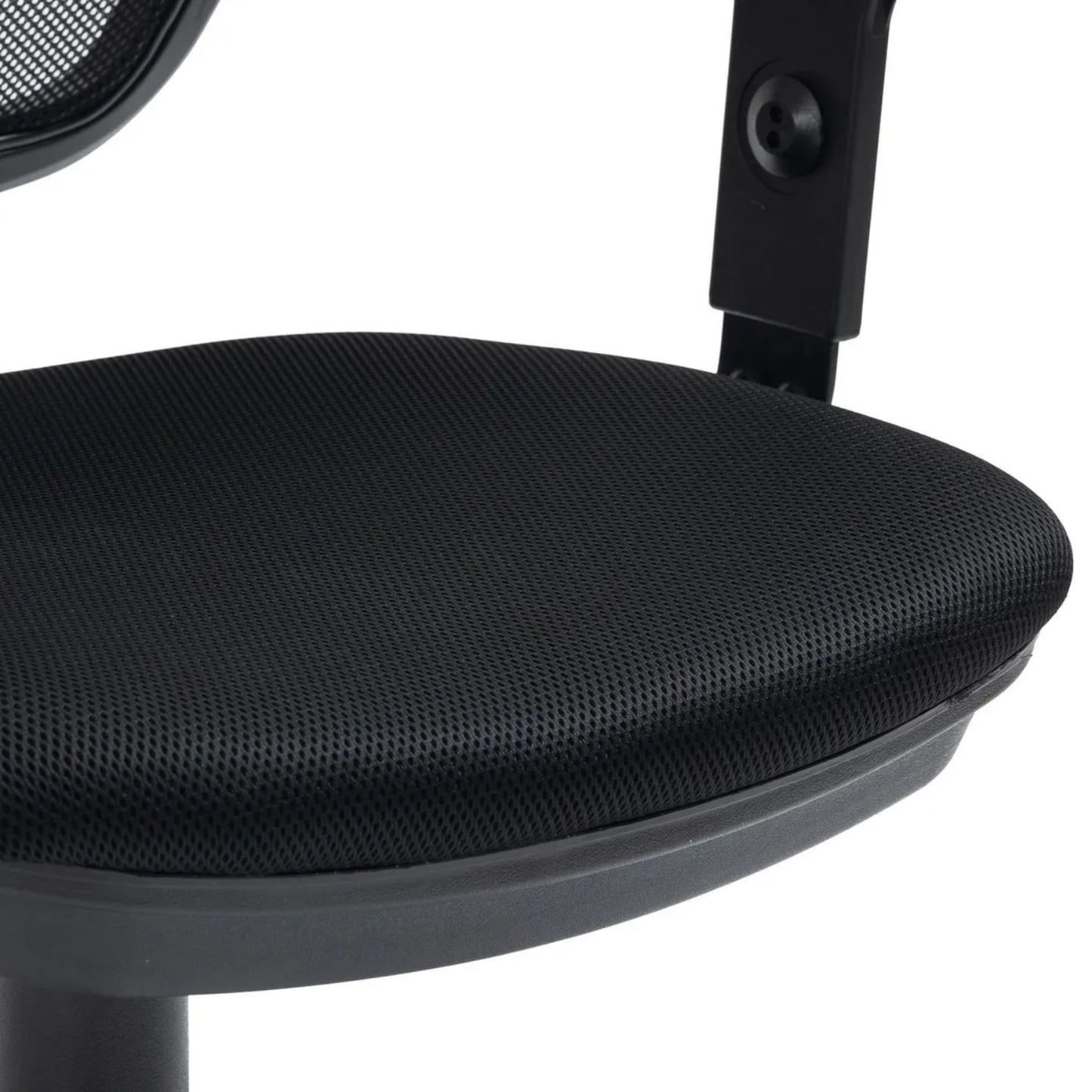 Silla de escritorio con respaldo de malla en color negro, ideal para comodidad en largas jornadas laborales