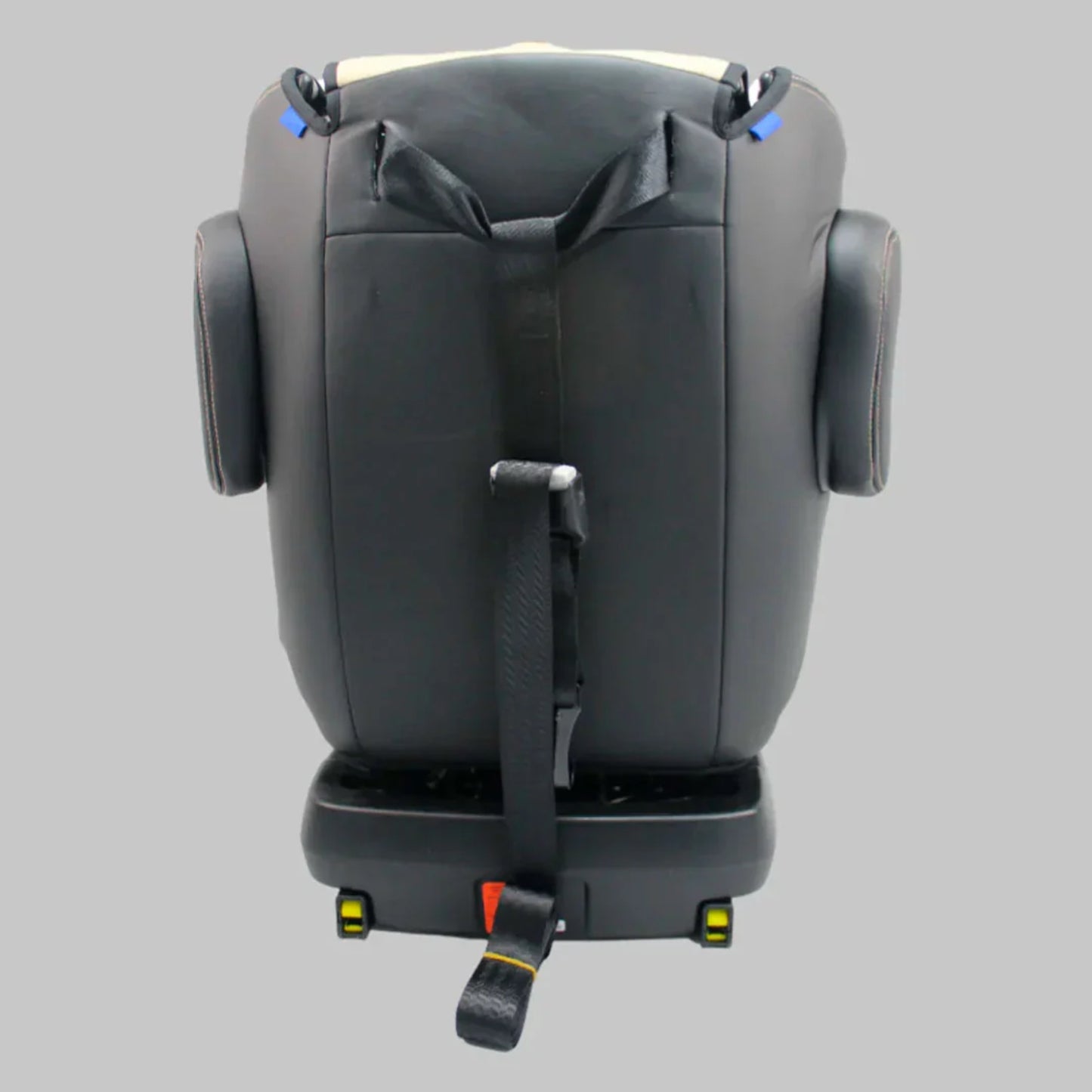 Silla negra para auto vista trasera, diseñada para seguridad infantil
