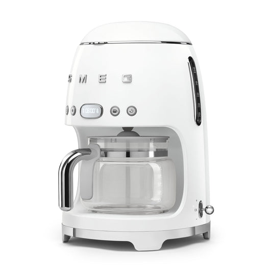 Cafetera blanca SMEG, vista lateral, diseño vintage en cocina moderna