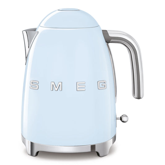 Hervidor SMEG azul claro, diseño moderno, cocina elegante