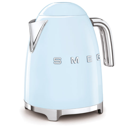 Hervidor SMEG azul claro, vista lateral, diseño retro para la cocina