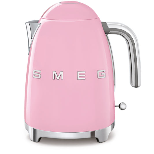 Hervidor SMEG rosa frontal, diseño retro en cocina