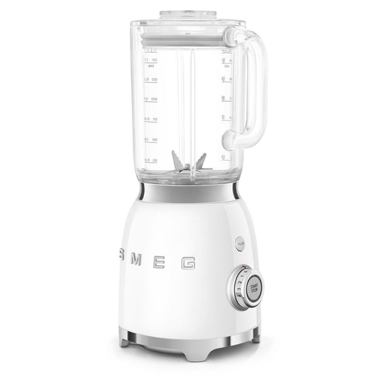 Licuadora blanca SMEG vista lateral en cocina moderna