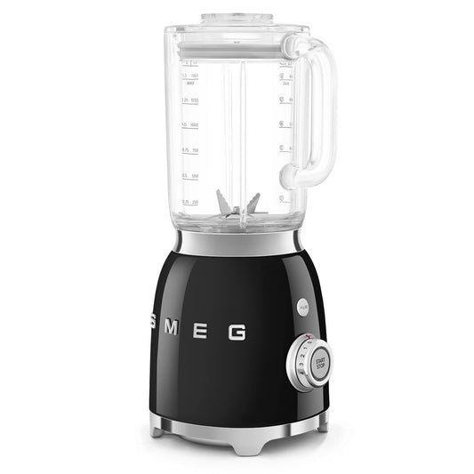 Licuadora SMEG negra vista lateral, ideal para preparar batidos y smoothies.