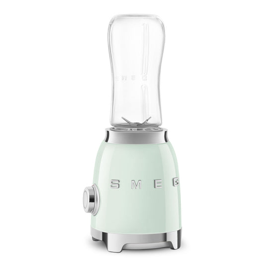 Licuadora verde menta SMEG frontal, perfecta para batidos en casa