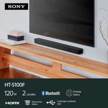 Barra de sonido Bluetooth Sony modelo LL05 negra colocada debajo de televisión en mueble de madera