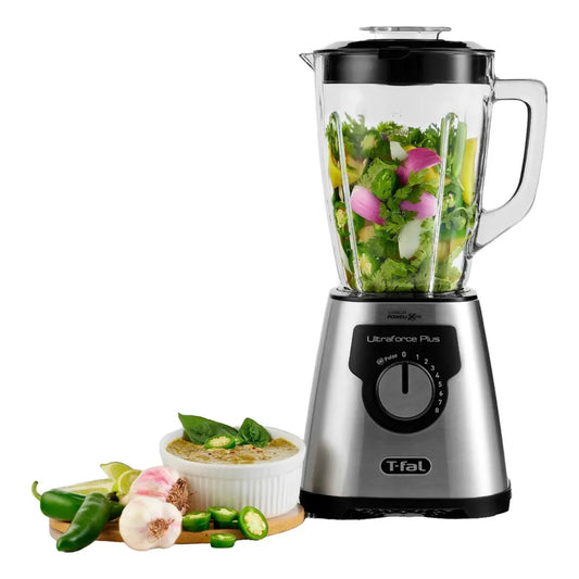 licuadora T-fal plateada frontal con verduras frescas y licuado en la mesa